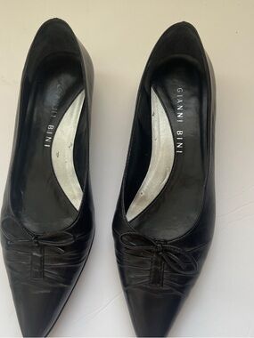 Gianni Bini Black Pointed-Toe Leather Flats with Bow